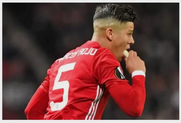 Pemain Bola Makan Pisang