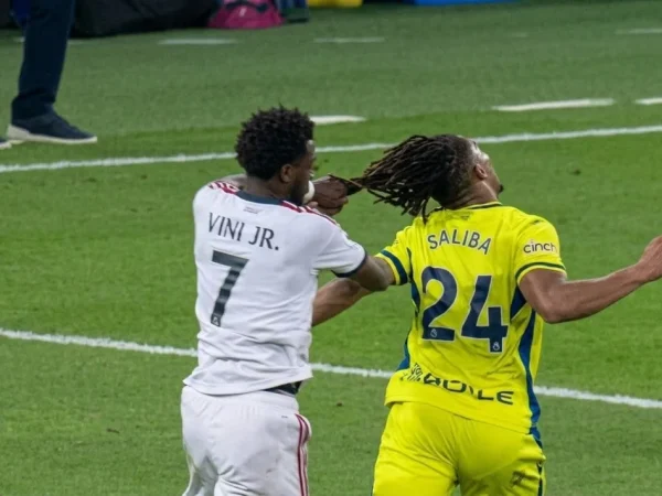 Vinicius Jr Kena Kartu Merah Karena Tarik Rambut Lawan (Foto : Viva)
